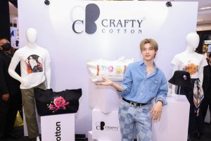 CraftyCotton แพลตฟอร์มแฟชั่นสายครีเอเตอร์ที่เปลี่ยนเสื้อผ้าธรรมดาให้กลายเป็นงานศิลปะที่มีชีวิต ชวนนักแสดงรุ่นใหม่ ตี๋ตี๋ – วันพิชิต ร่วมเปิดตัวเวอร์ชัน 2.0 ใช้งานง่ายตอบโจทย์สายศิลปะและสายแฟ