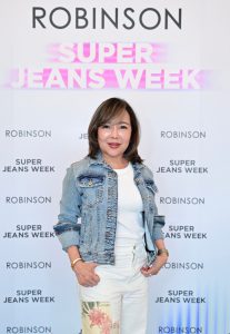 อรวรรณ ทิพย์สุวรรณพร บอสสาวแห่งห้างโรบินสัน ในเครือเซ็นทรัล รีเทล ที่ขอปลุกกระแสยีนส์ให้กลับมาร้อนแรงอีกระลอกกับการคิกออฟงานยีนส์ งานใหญ่แห่งปี “ROBINSON SUPER JEANS WEEK”