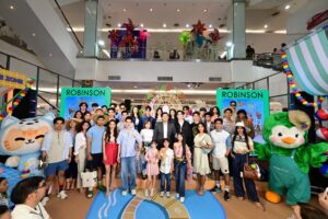 คูลรับซัมเมอร์! ห้างสรรพสินค้าโรบินสัน เปิด “ROBINSON SUMMER FEST” เสิร์ฟ ‘ศาสตร์ช้อปคลายร้อน’ ทั้งไอเทม โปรโมชัน และกิจกรรม พร้อมแท็กทีมหนุ่มฮอต ‘ซี – พฤกษ์’ และ 2 มาสคอตสุดคิวต์ ‘น้องซน – น้องนกโรบิ้น’ นำทัพซัมเมอร์คอลเลกชันจากแบรนด์ดังมาเสิร์ฟพร้อมความมันส์ใน “Robinson Summer Dance Fashion Show”