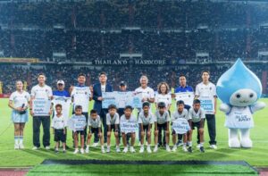 ไดกิ้นสรุปแคมเปญ “We Cheer We Care เชียร์ไทย ใส่ใจโลก” รวมพลังแฟนบอลไทย เก็บขวดรีไซเคิลกว่า 66,465 ขวด ส่งต่อแรงบันดาลใจสู่เยาวชนทั่วประเทศ