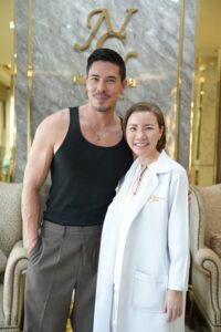 สะเทือนโซเชียล! พบ Lewis Tan พระเอกจาก Mortal Kombat เยือนไทย  เผยเลือกเข้ารับโปรแกรมดูแลตัวเองที่ Aesthetic Wellness & Longevity Clinic ในกรุงเทพฯ